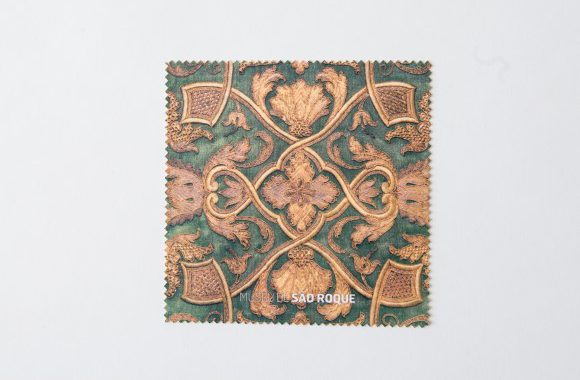 Textile-motif lens cleaner