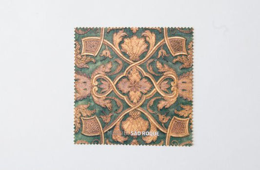 Textile-motif lens cleaner