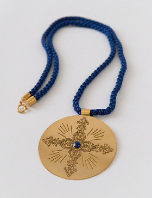 Medallion in matte brass